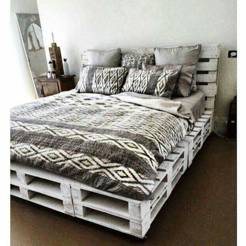 Кровать из поддонов в стиле эко