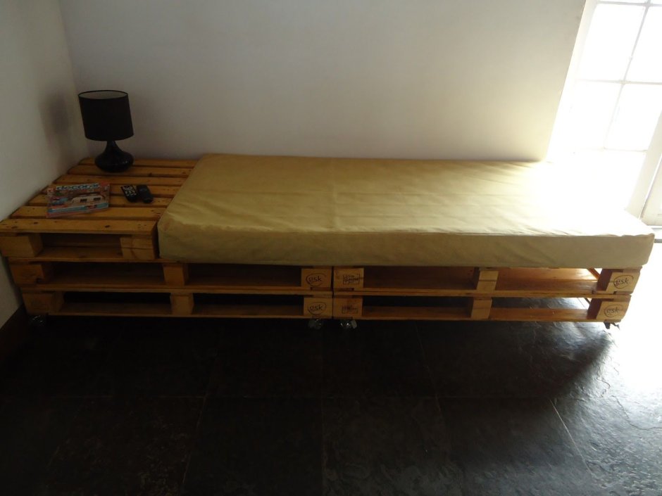 Дизайнерская кровать из паллетов