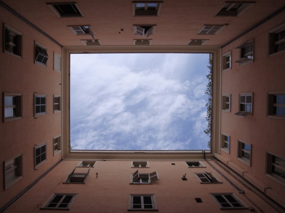 Отражение неба в окне