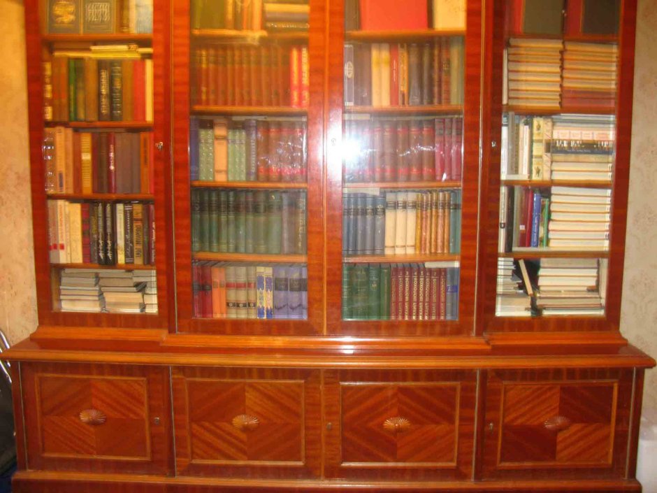 Книжный шкаф красное дерево времен СССР