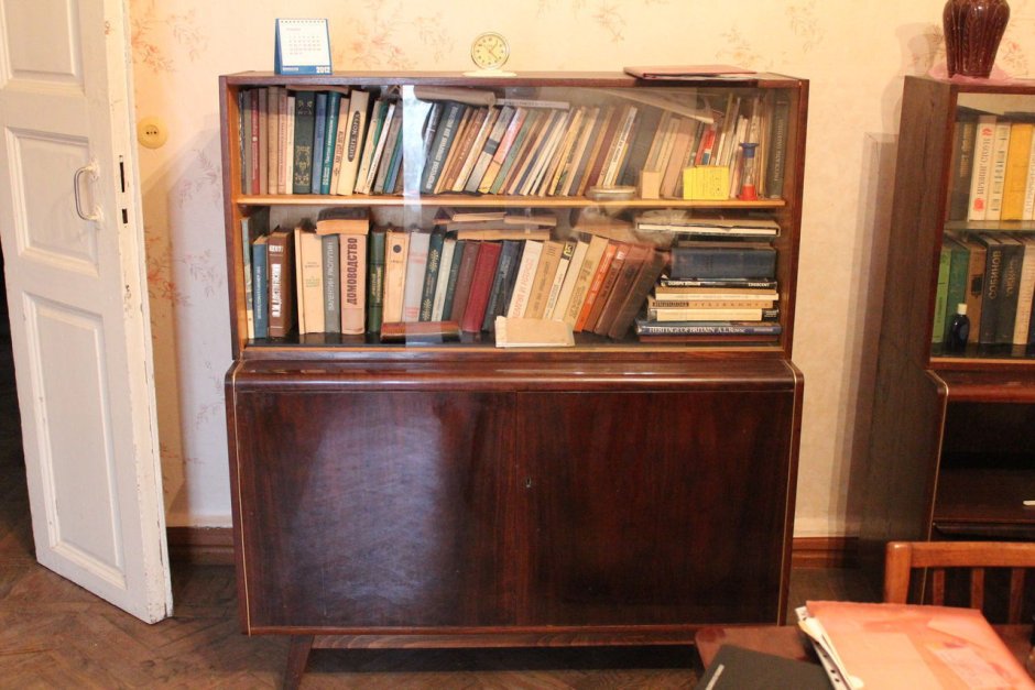 Книжный шкаф со стеклом