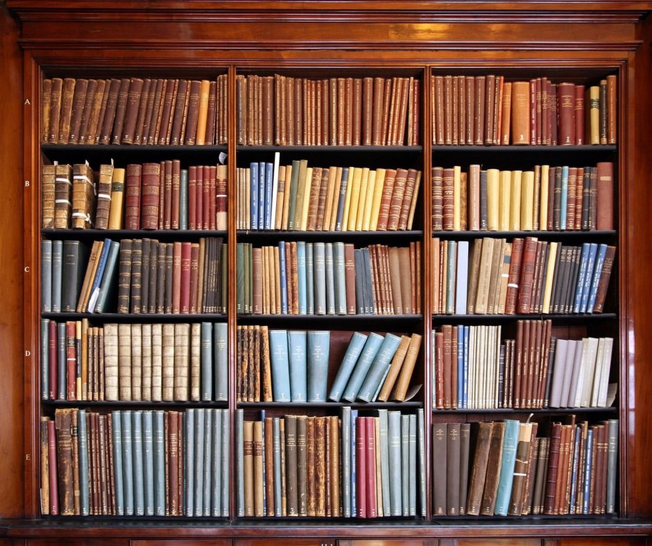 Книжный стеллаж в английском стиле