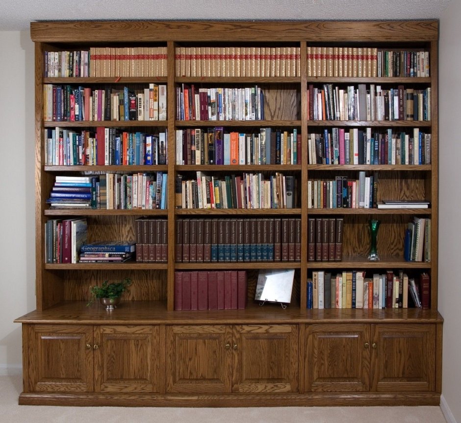 Старый книжный шкаф