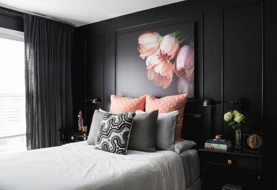 Современный интерьер спальни с цветами