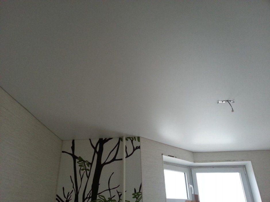 Белый сатиновый натяжной потолок