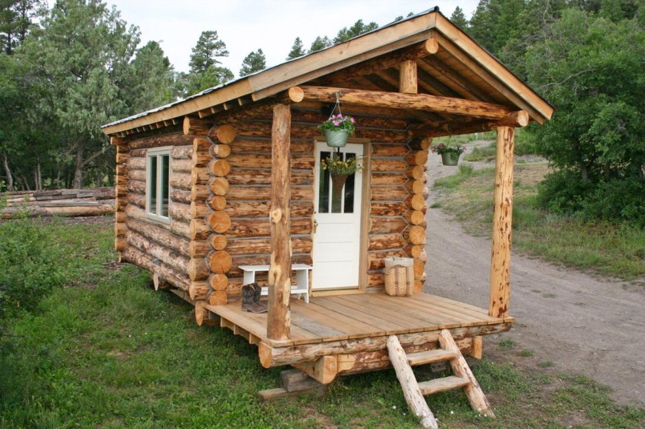 Маленький домик из бревна