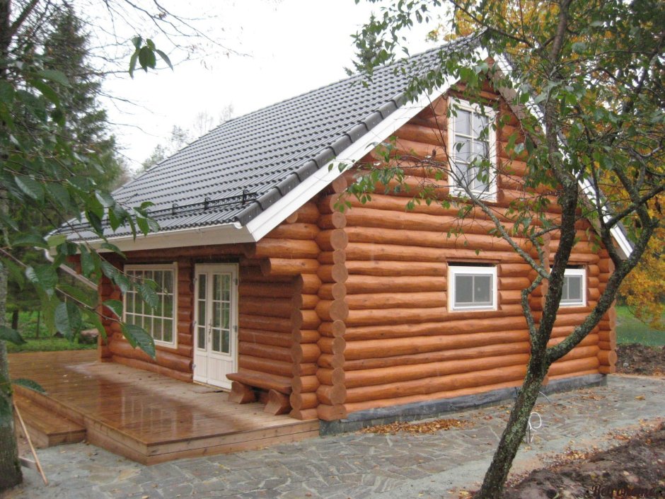 Небольшой бревенчатый дом