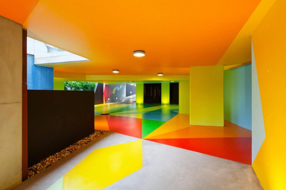 Дом с разноцветными стенами