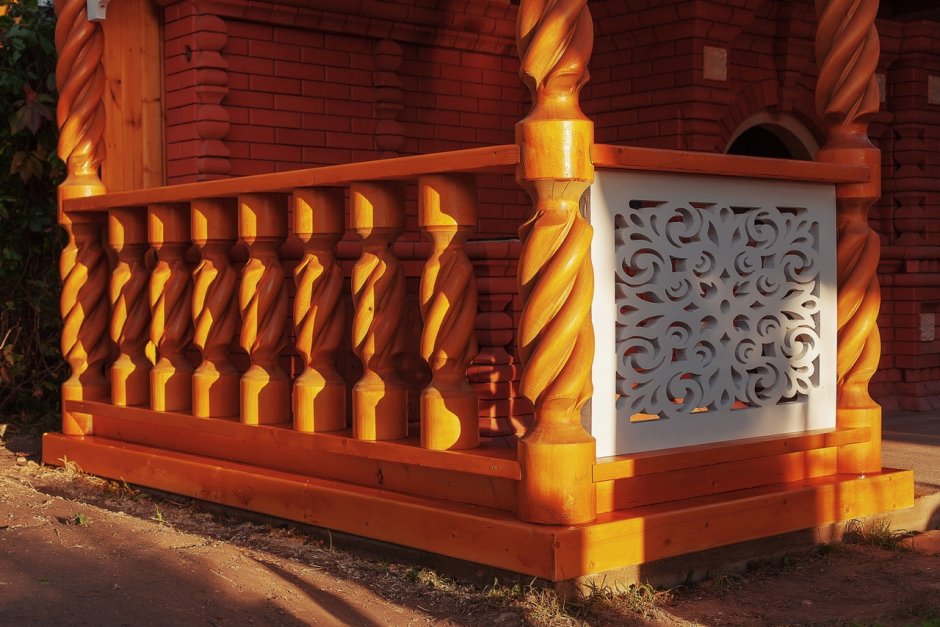 Резные столбы крыльца деревянного храма Поморье