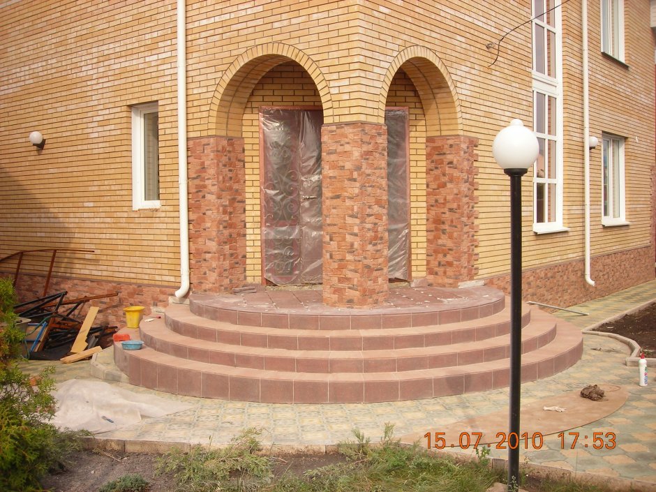 Крыльцо с кирпичными колоннами