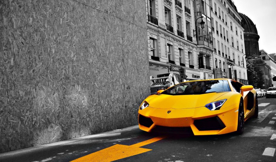 Lamborghini Aventador в ночном городе