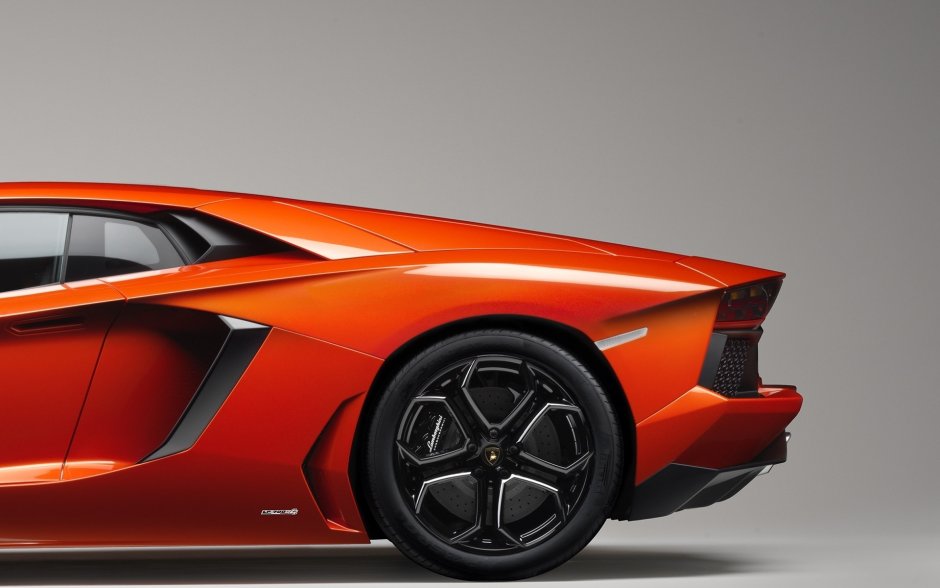 Оранжевого спорткара Lamborghini Aventador LP 700-4
