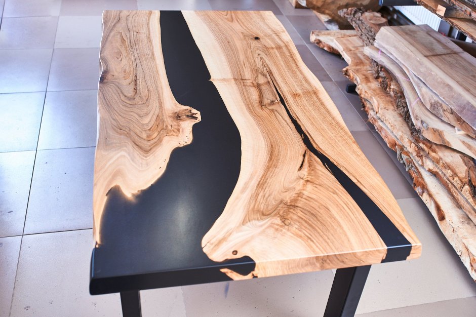 Деревянный стол со смолой