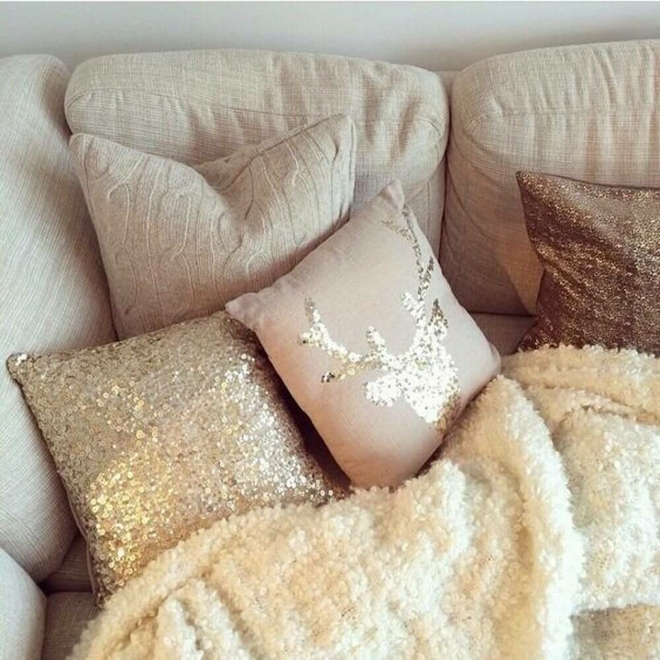 Плед с декоративными подушками