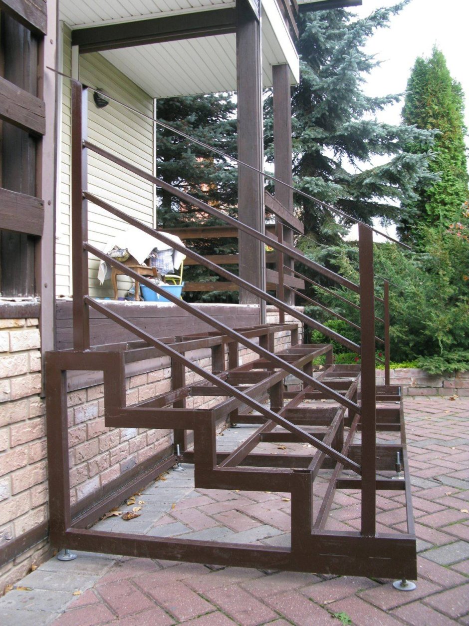 Металлическая лестница для крыльца