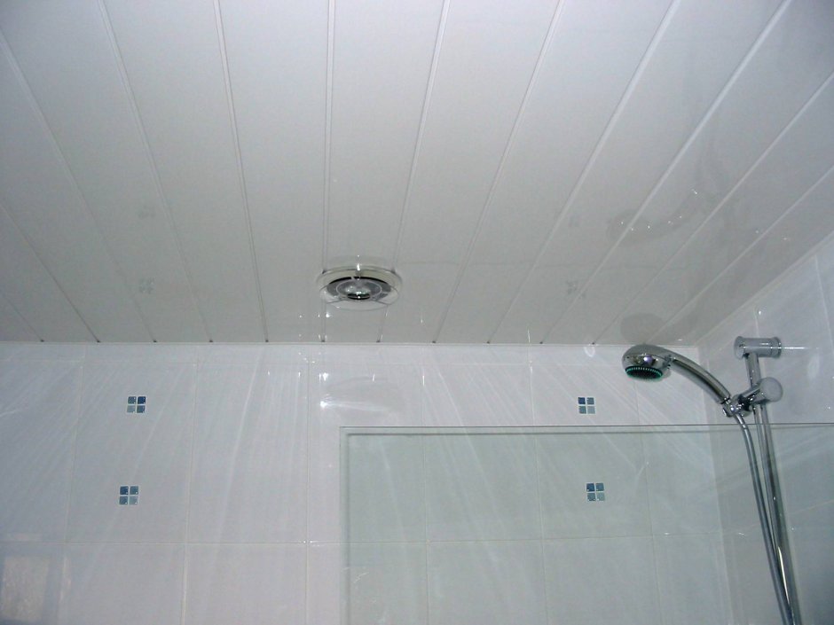 Пластиковый потолок в ванную