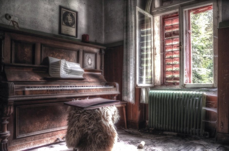 Старинное пианино в интерьере