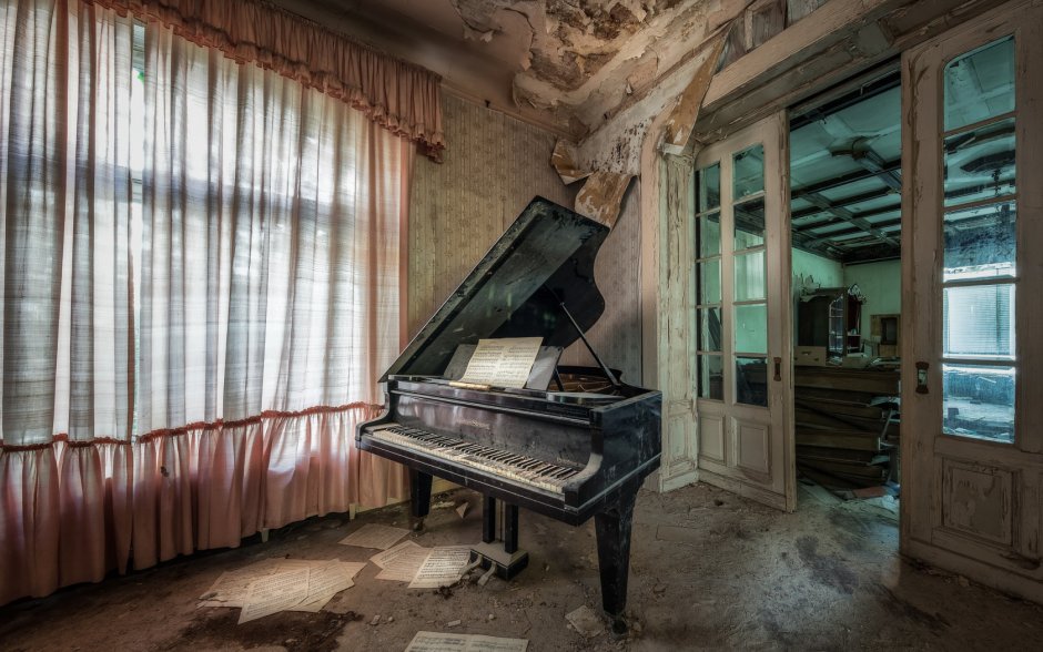 Старое фортепиано в интерьере
