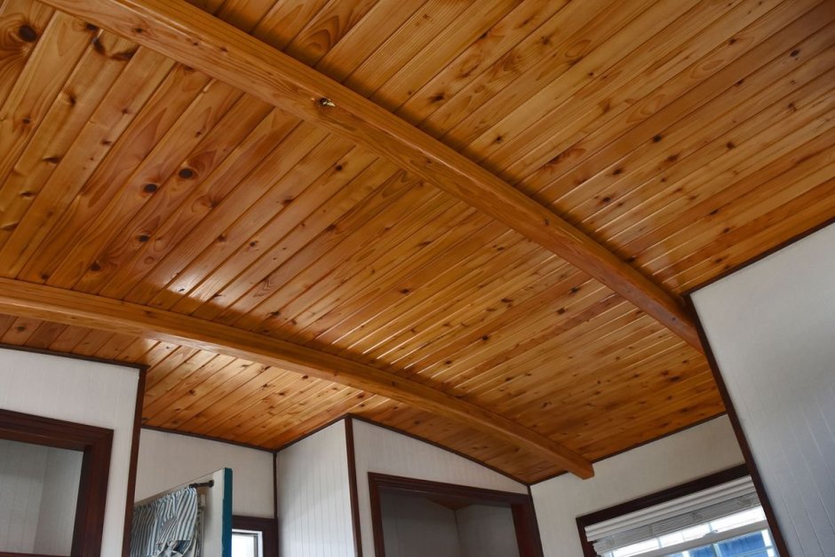 Потолок деревянной вагонкой