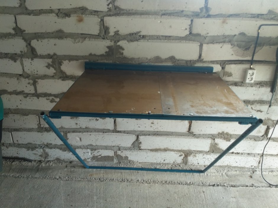 Откидной сварочный стол в маленьком гараже