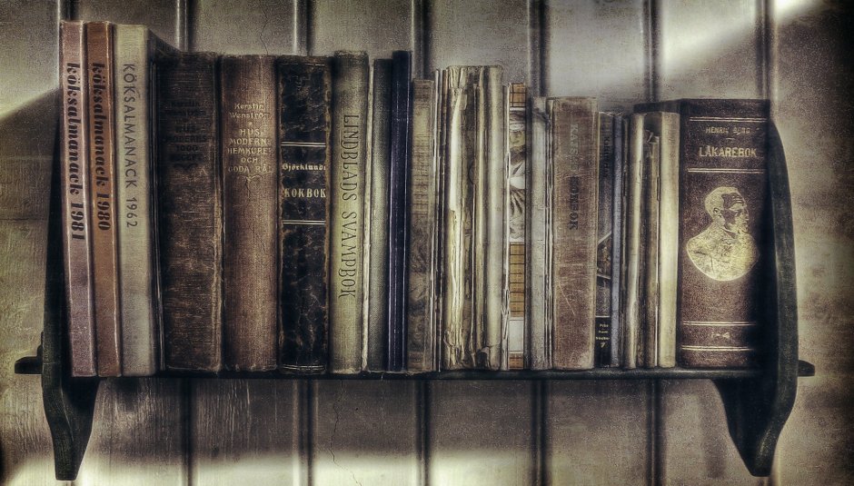 Полки со старинными книгами
