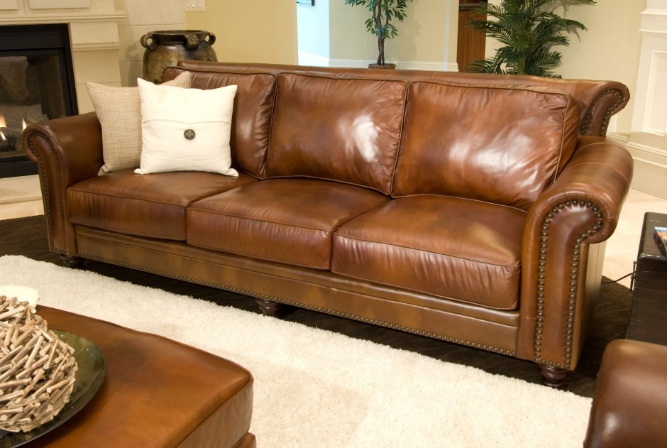 Светло коричневый кожаный диван
