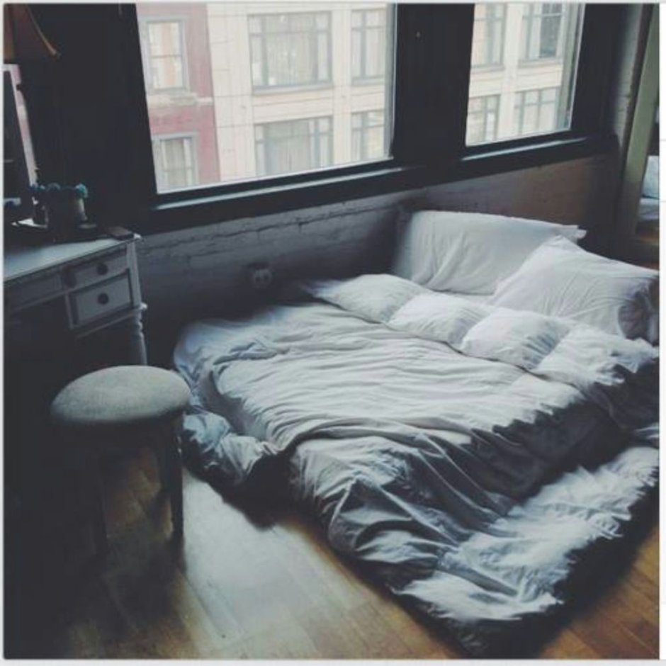 Уютная кровать на полу