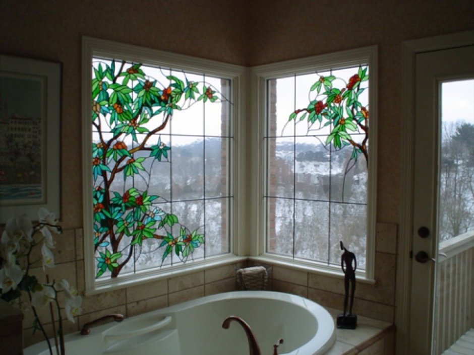 Витражные окна в ванной комнате