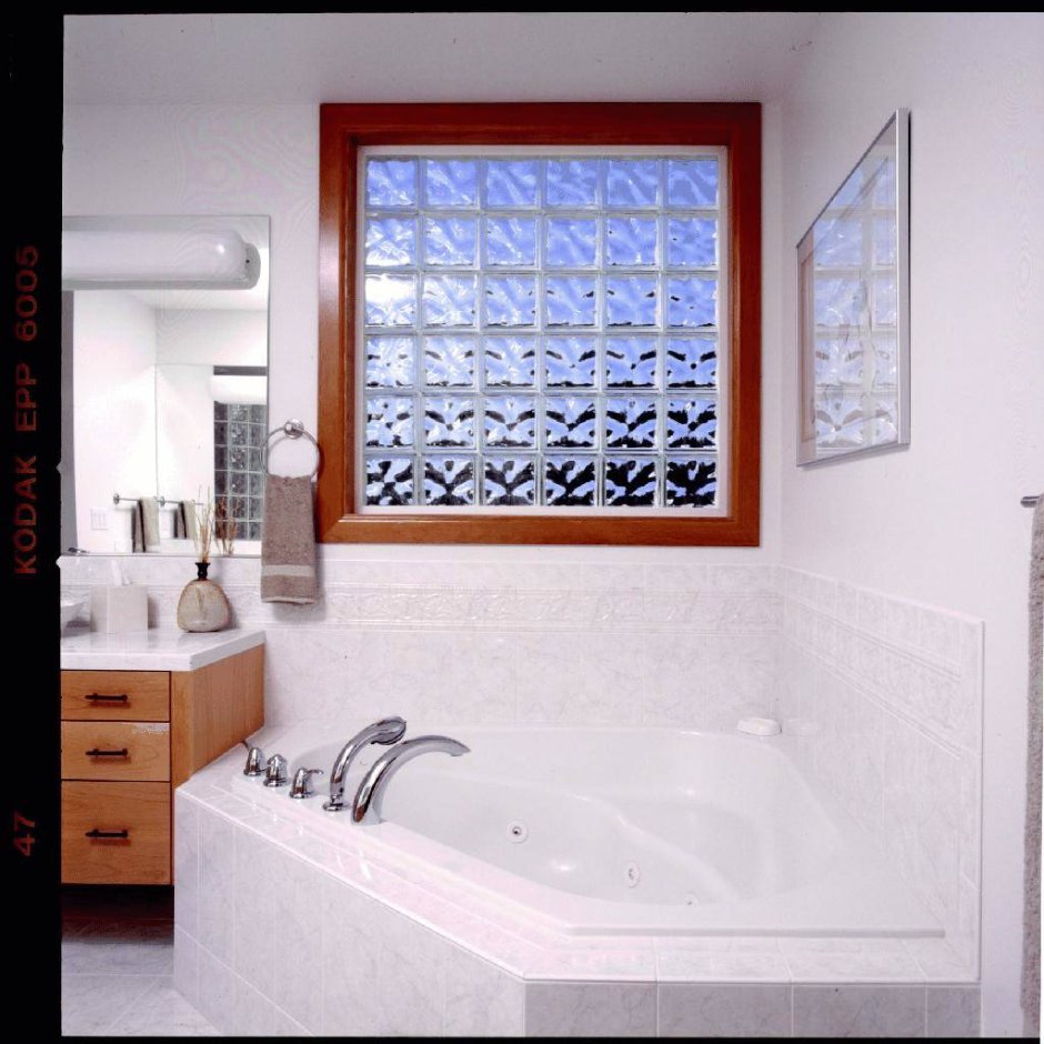 Окно из стеклоблоков в ванной
