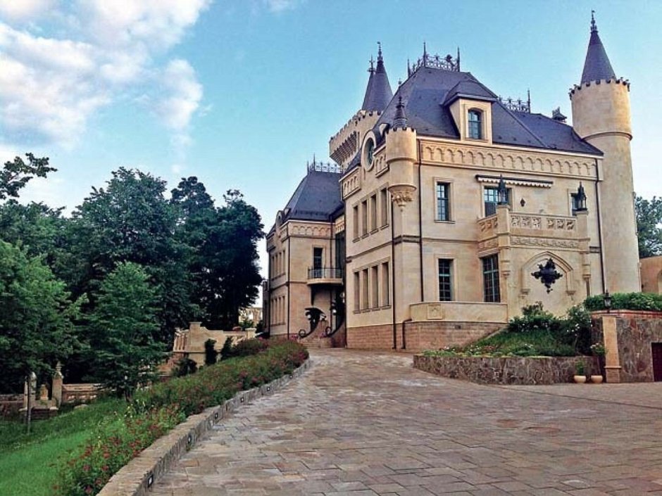 Замок в деревне грязь Максима Галкина
