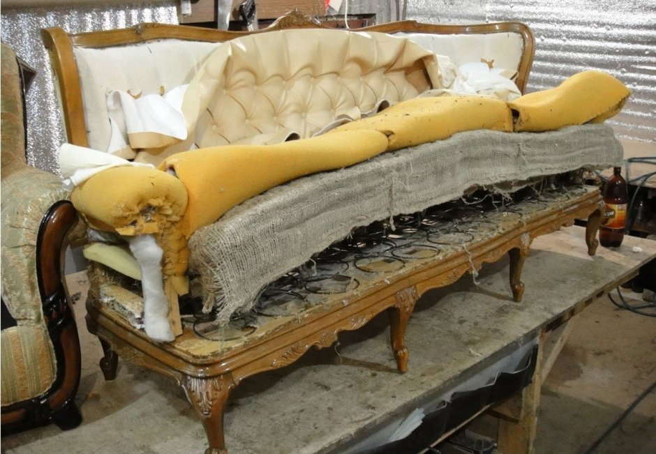 Старый диван