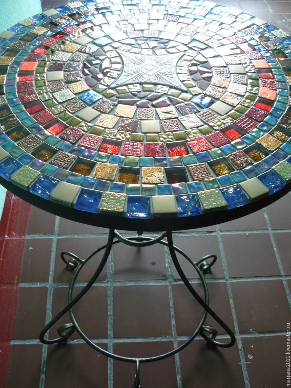 Стол с мозаикой из плитки