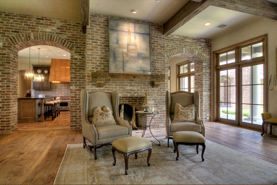 Балки и кирпич в интерьере