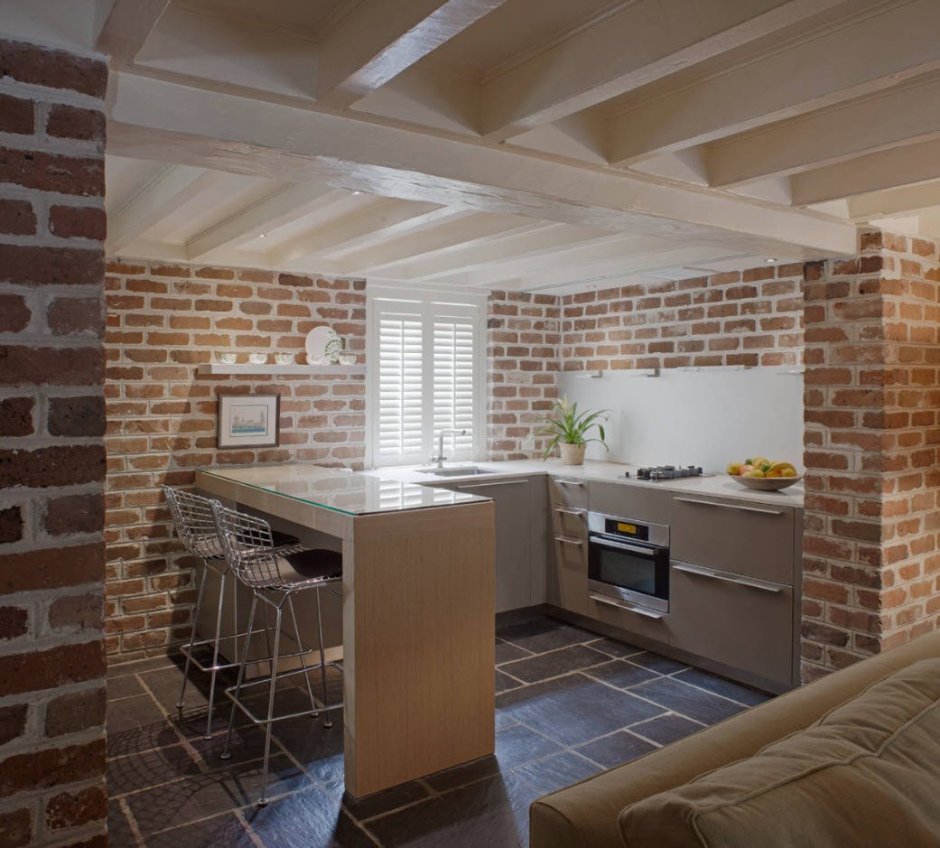 Кухня гостиная с кирпичной стеной
