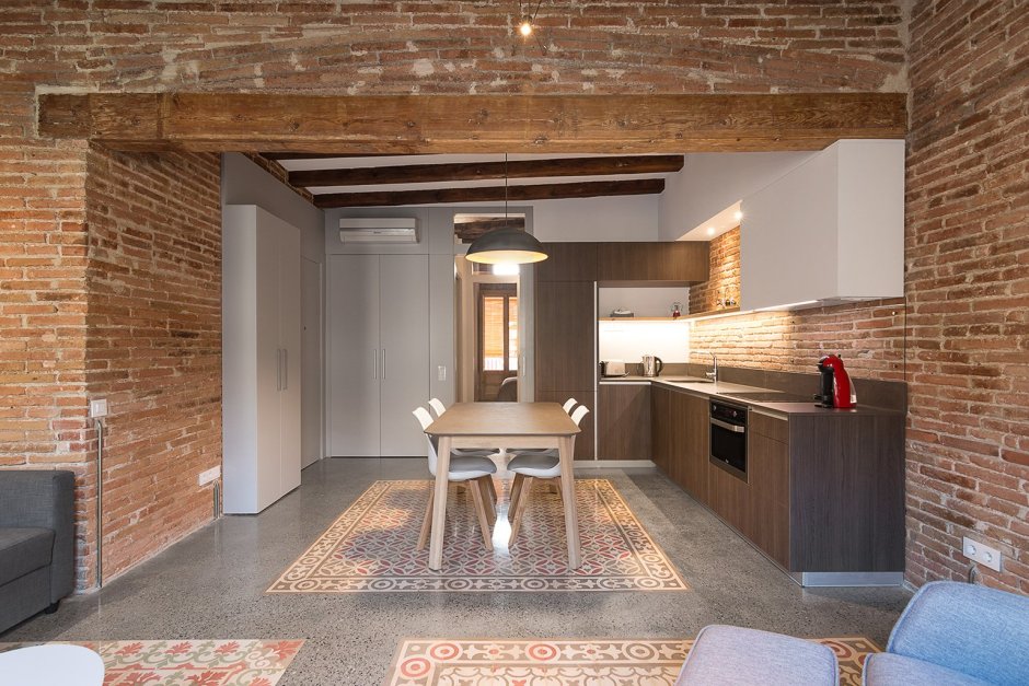 Деревянный потолок и кирпичные стены