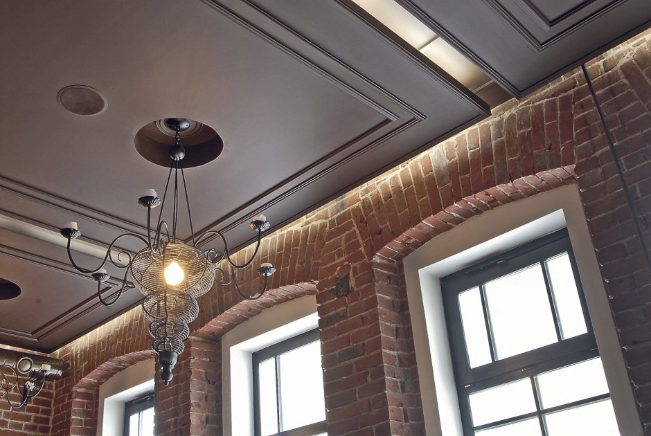 Балки на потолке в ресторане