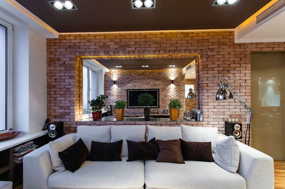 Кирпичная стена в гостиной