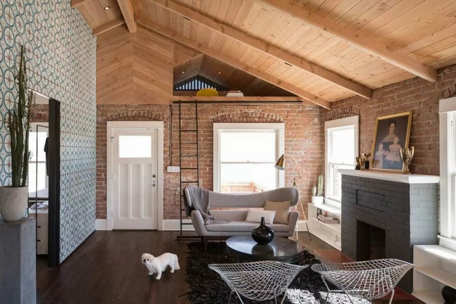 Гостиная без потолка под крышу