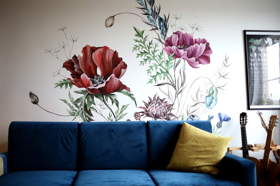 Цветы на стене красками