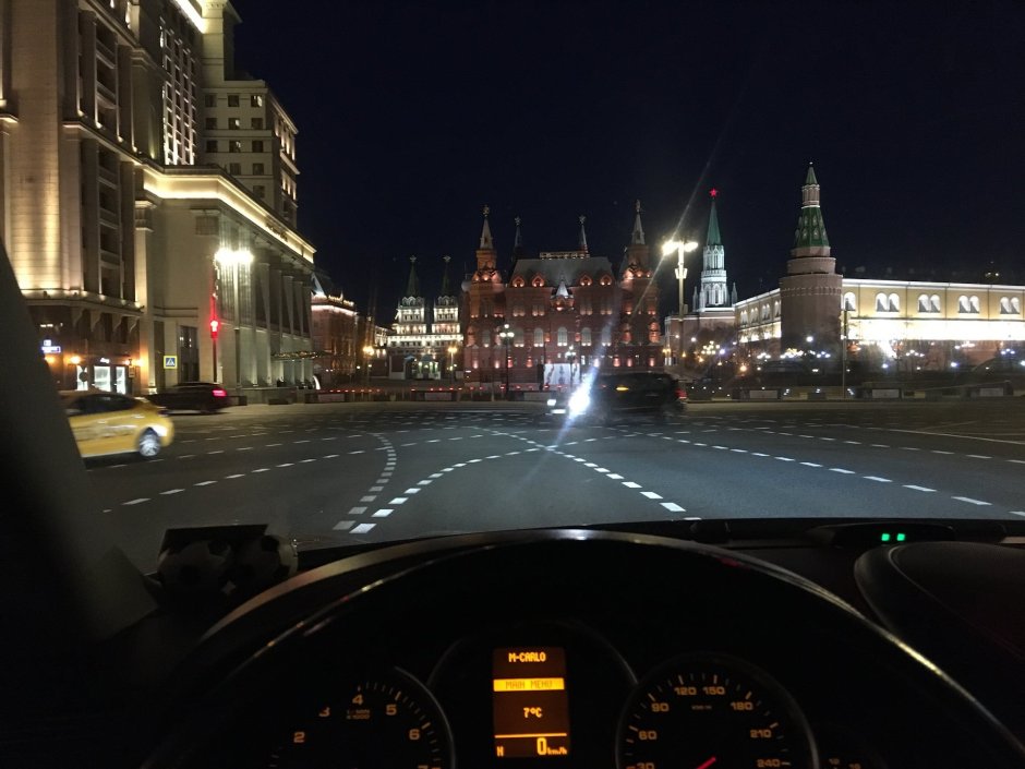 Порше Кайен ночью Москва