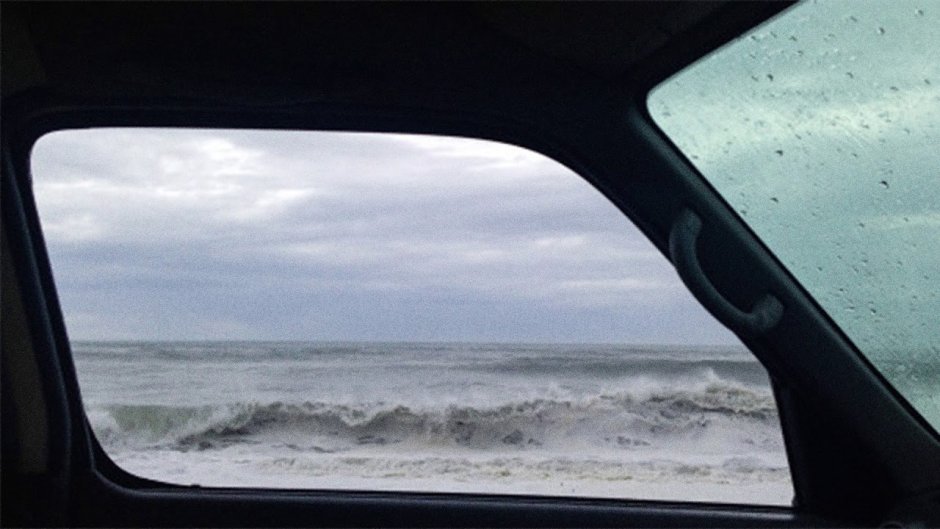 Вид из машины на море