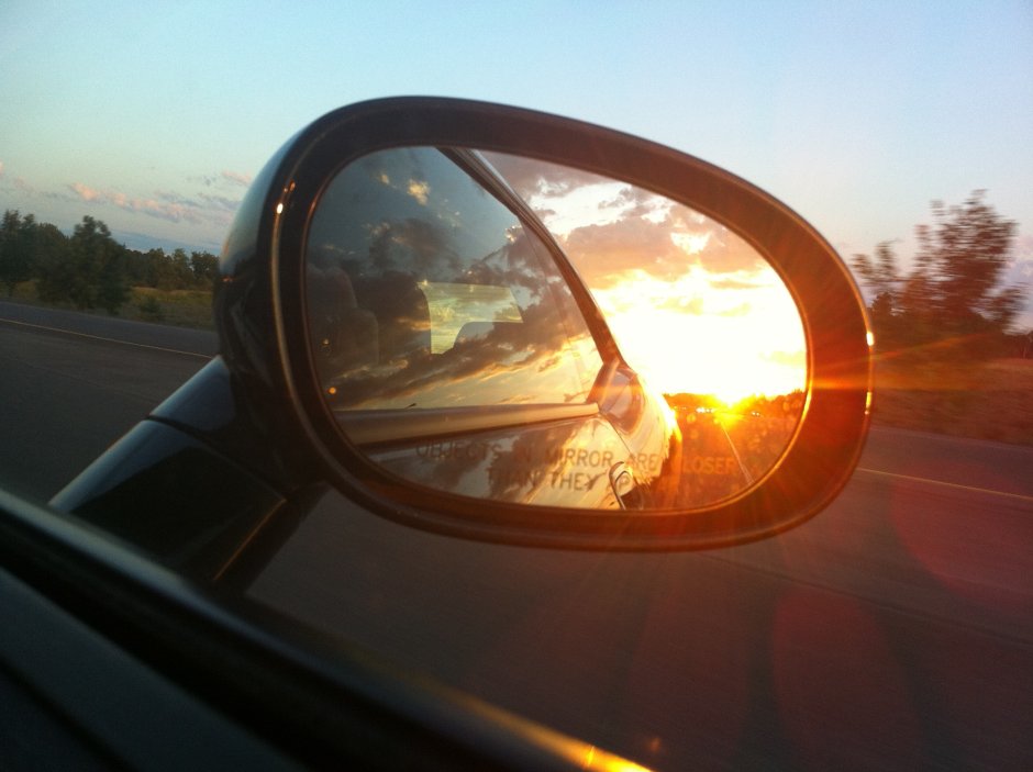 Отражение в зеркале машины