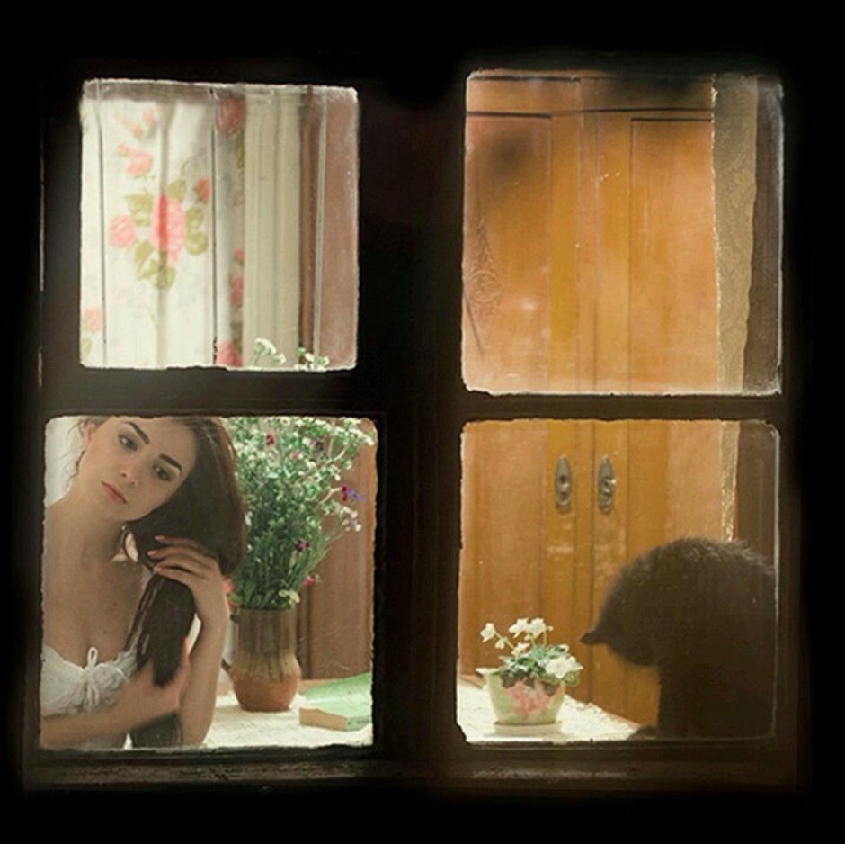 Девошка в окне на против