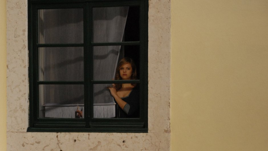 Девошка в окне на против