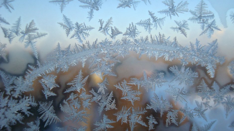 Морозные узоры на окне