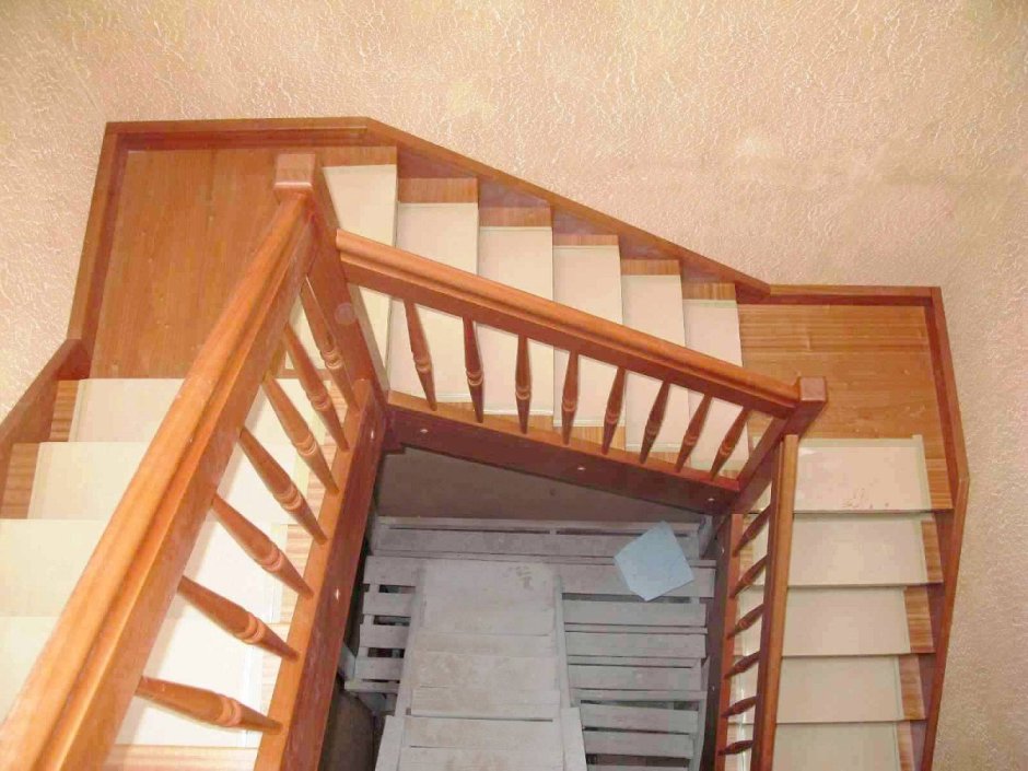 Угловая деревянная лестница