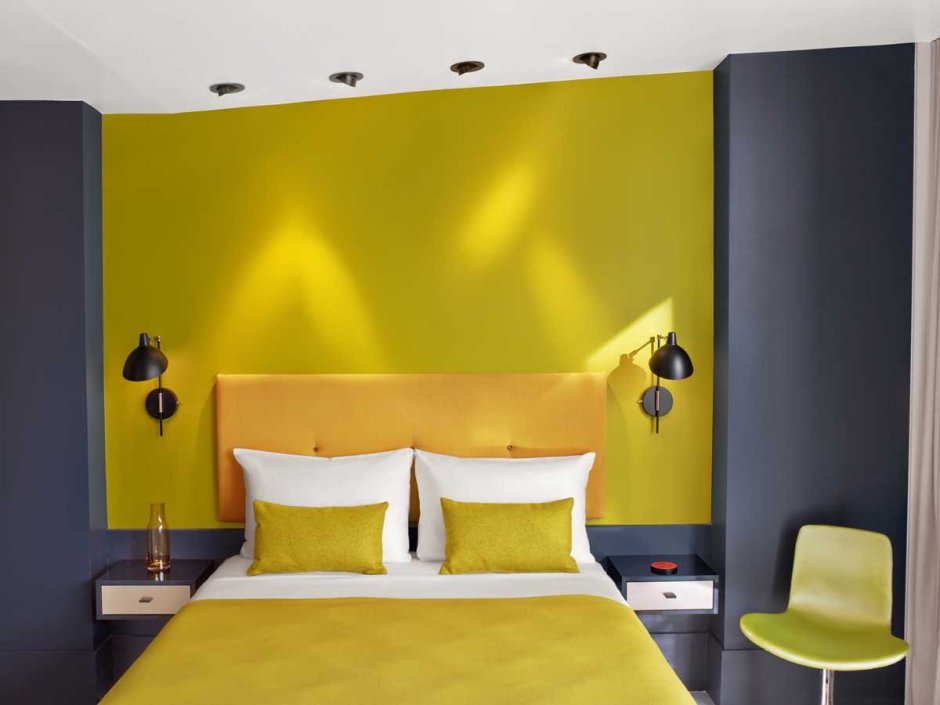 Желто фиолетовая спальня