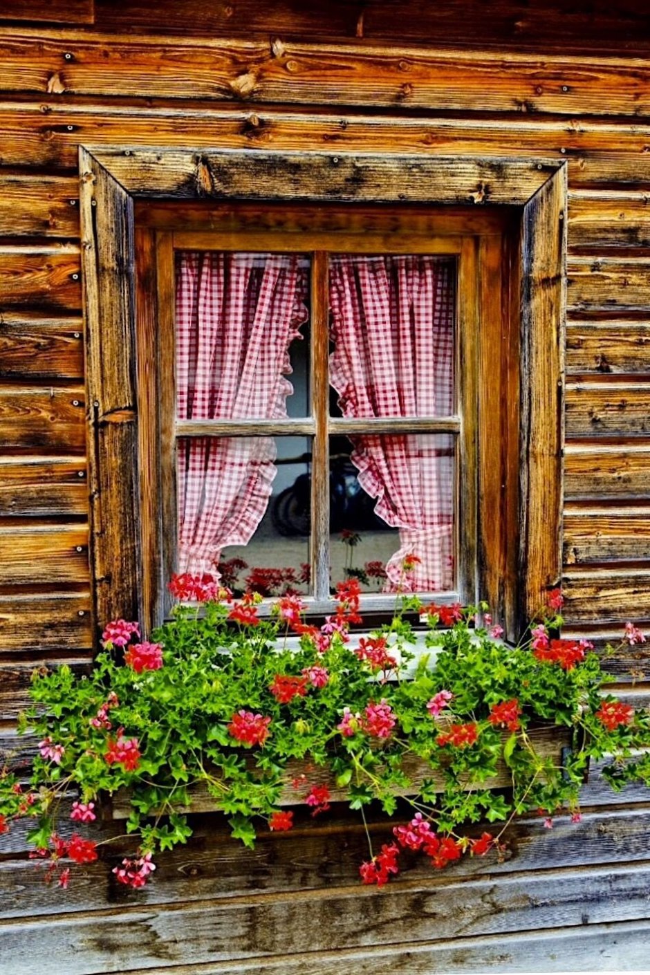 Окно в деревенском доме изнутри