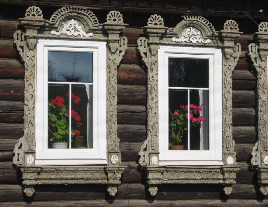 Окно в деревенском доме