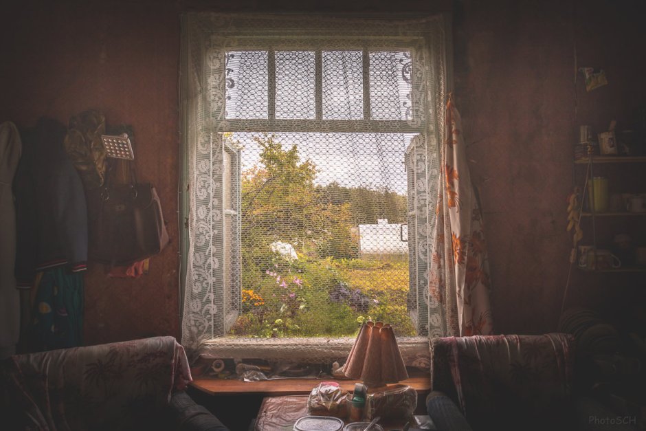 Деревенский домик со ставнями